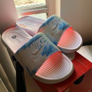 Nike slides, size 8 in women, multi color.